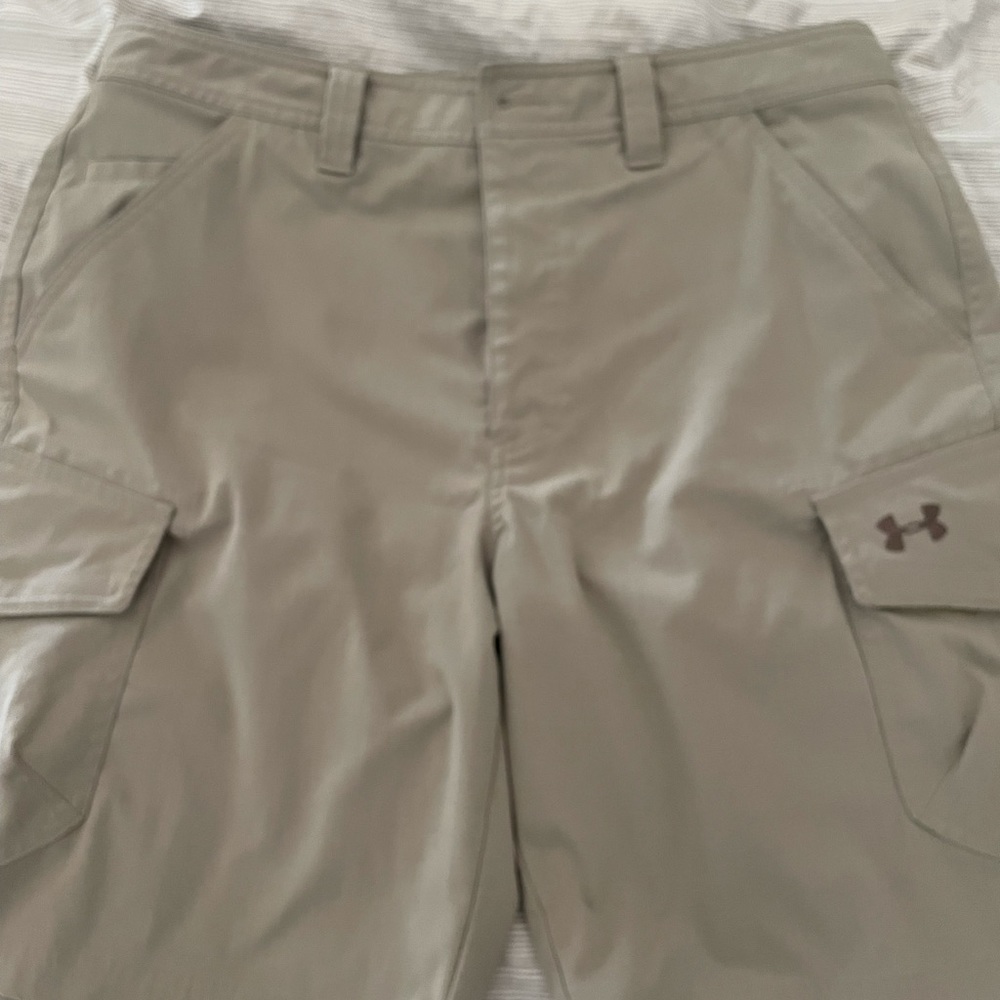 Men’s Under Armour cargo shorts heat gear